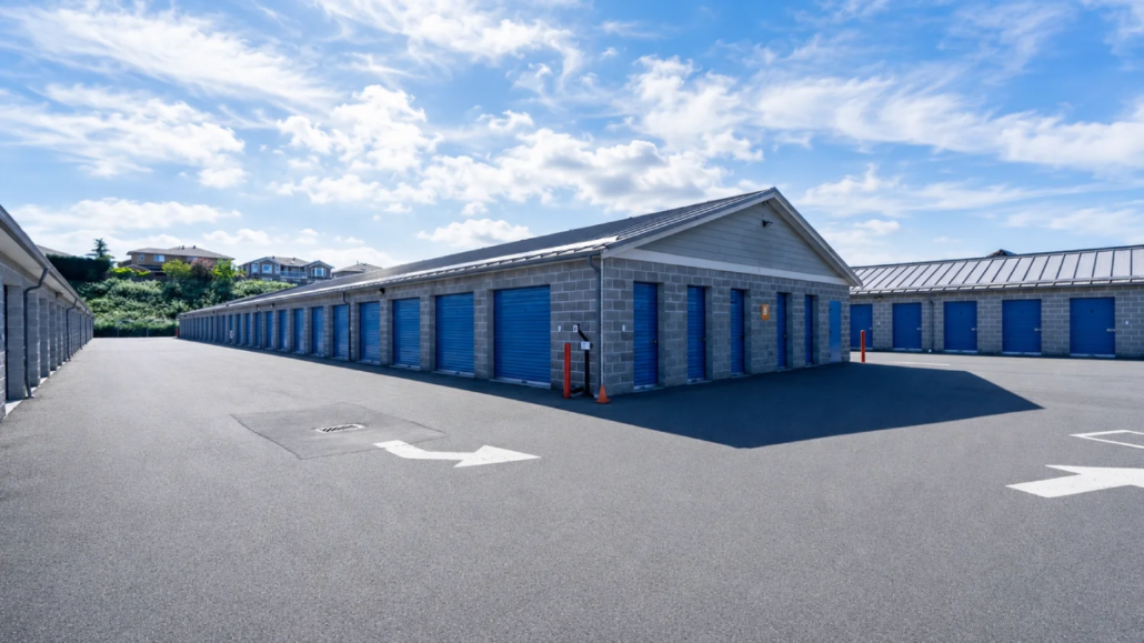 Pacific Rim Storage Duncan facility with secure drive-up self storage units and blue roll-up doors in Duncan, BC.